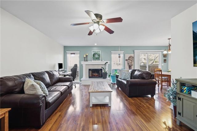 627 NE Swann Circle, Lee's Summit, MO 64086