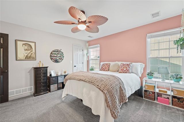 627 NE Swann Circle, Lee's Summit, MO 64086