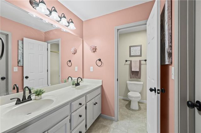 627 NE Swann Circle, Lee's Summit, MO 64086