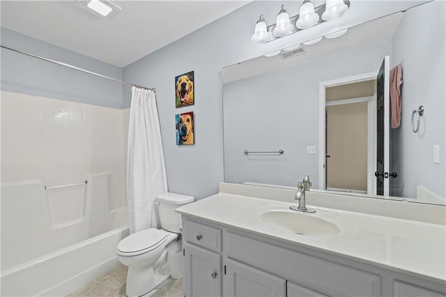 627 NE Swann Circle, Lee's Summit, MO 64086