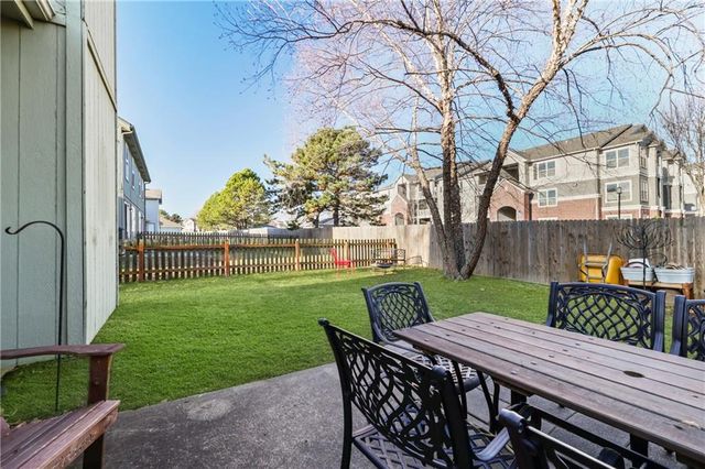 627 NE Swann Circle, Lee's Summit, MO 64086