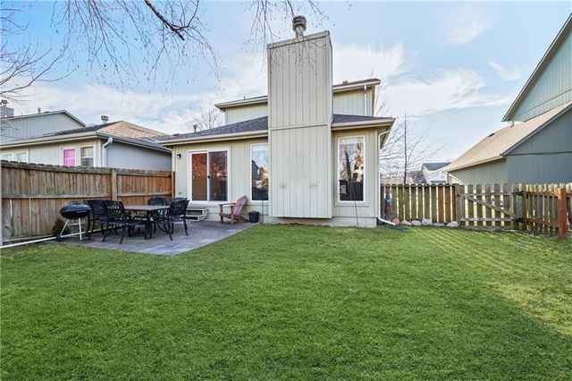 627 NE Swann Circle, Lee's Summit, MO 64086