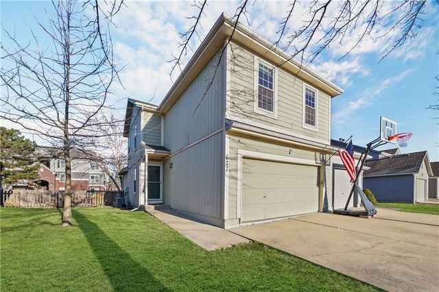 627 NE Swann Circle, Lee's Summit, MO 64086