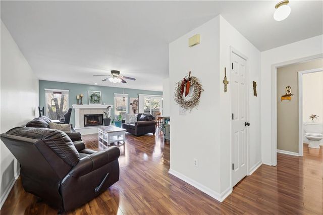 627 NE Swann Circle, Lee's Summit, MO 64086