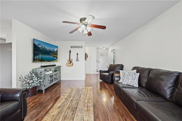 627 NE Swann Circle, Lee's Summit, MO 64086