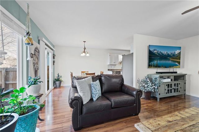 627 NE Swann Circle, Lee's Summit, MO 64086