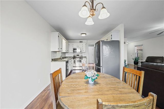 627 NE Swann Circle, Lee's Summit, MO 64086