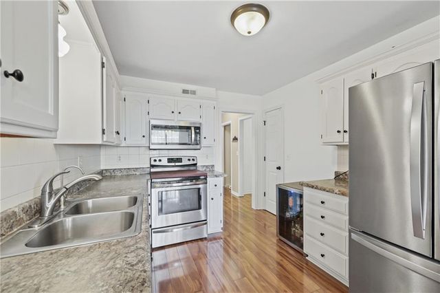 627 NE Swann Circle, Lee's Summit, MO 64086