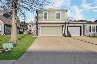 627 NE Swann Circle, Lee's Summit, MO 64086