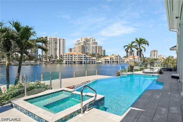 311 Neapolitan WAY, Naples, FL 34103