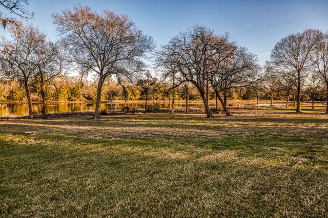 23032 Oak Road, New Ulm, TX 78950