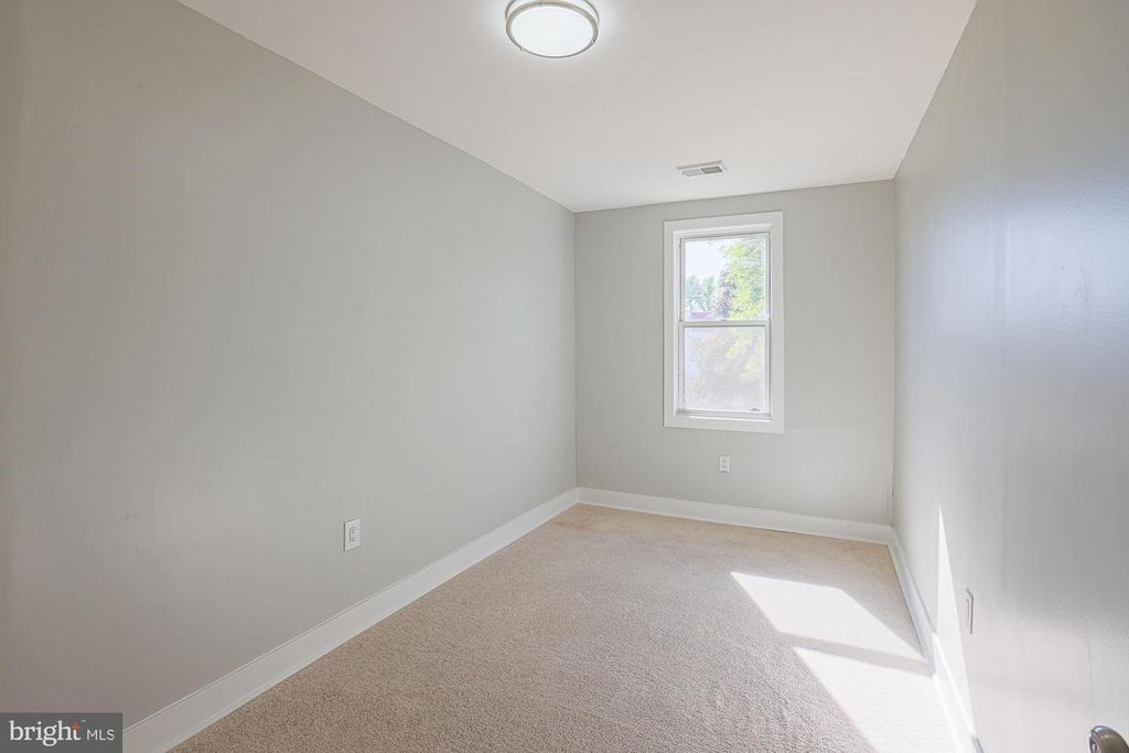 Image 13 of property listing at 3619 OAKMONT AVE, Baltimore, MD 21215