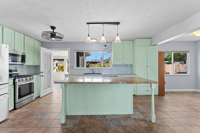 509 Sunset Drive, Oceanside, CA 92058