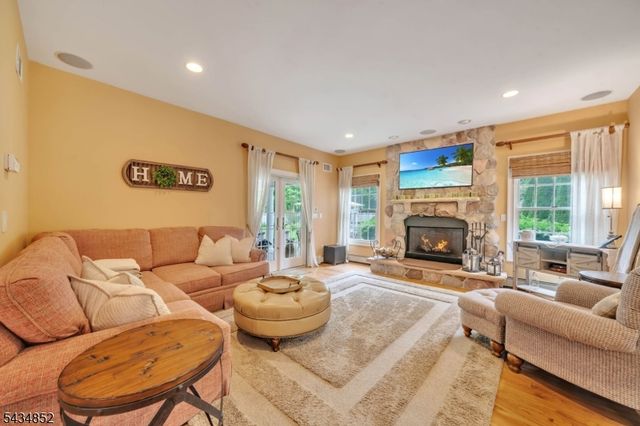 6 Princess Ct, Jefferson Twp., NJ 07438