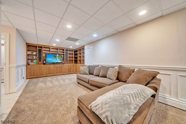 6 Princess Ct, Jefferson Twp., NJ 07438