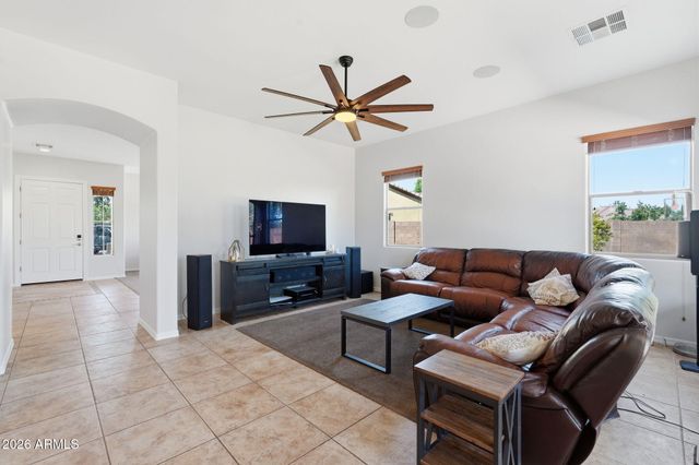 1228 E ARROWHEAD Trail, Gilbert, AZ 85297