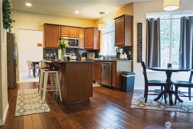27661 Mcintosh Loop NE, Kingston, WA 98346