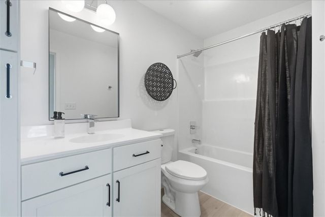 121 Hackberry Dr, Palo, IA 52324