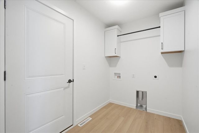 121 Hackberry Dr, Palo, IA 52324