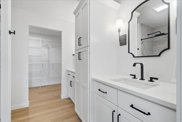 121 Hackberry Dr, Palo, IA 52324