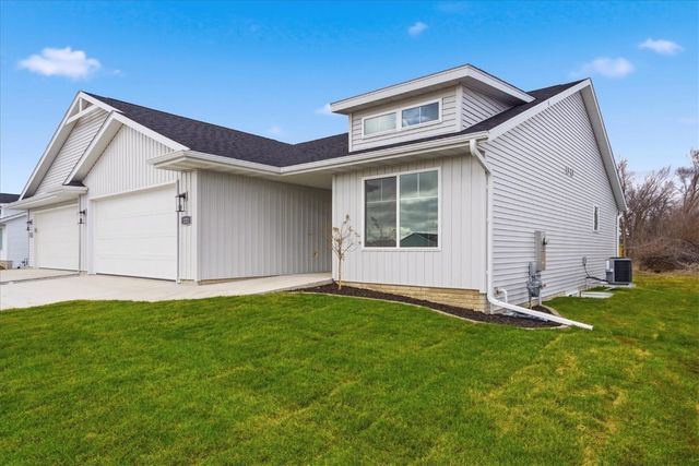 121 Hackberry Dr, Palo, IA 52324