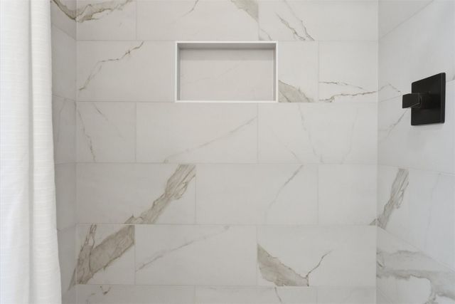 121 Hackberry Dr, Palo, IA 52324