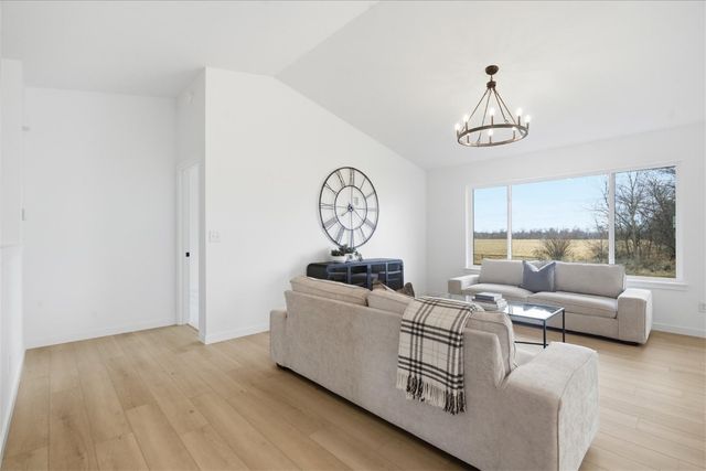 121 Hackberry Dr, Palo, IA 52324