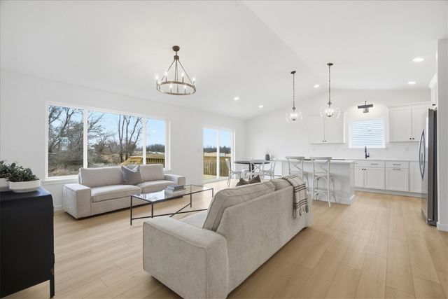 121 Hackberry Dr, Palo, IA 52324