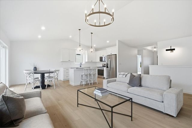 121 Hackberry Dr, Palo, IA 52324