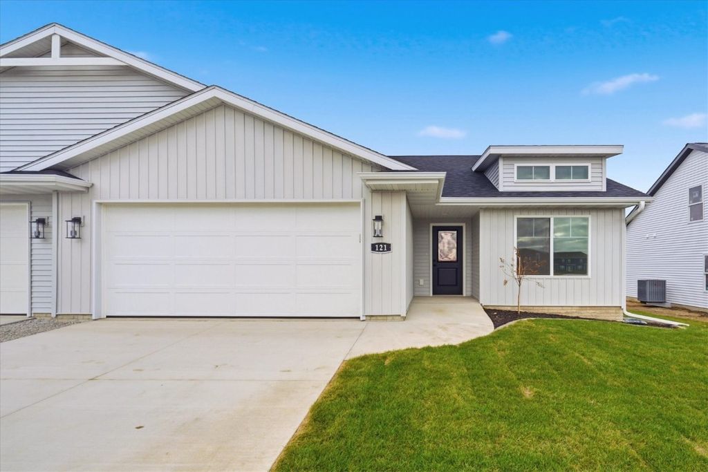 121 Hackberry Dr, Palo, IA 52324