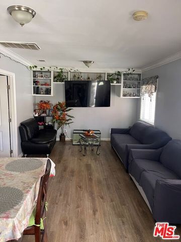 915 E 76th Place, Los Angeles, CA 90001