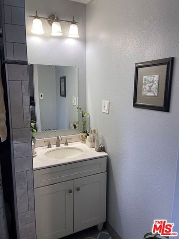 915 E 76th Place, Los Angeles, CA 90001