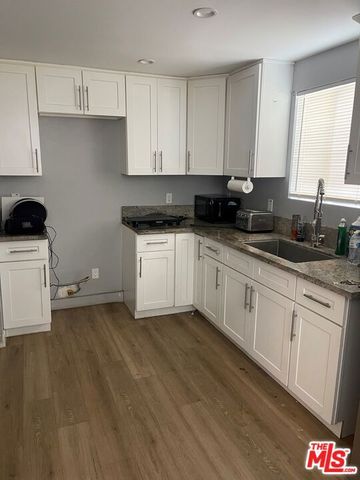 915 E 76th Place, Los Angeles, CA 90001