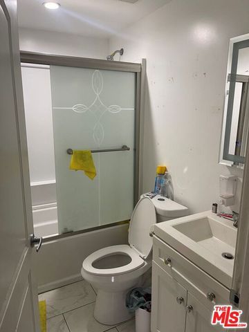 915 E 76th Place, Los Angeles, CA 90001