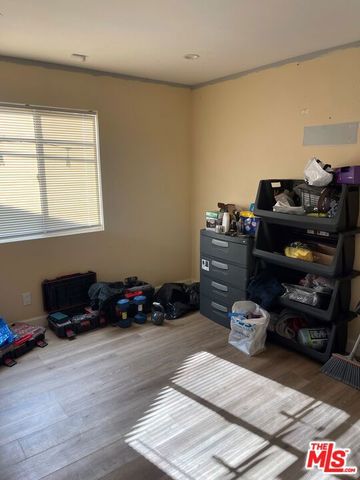 915 E 76th Place, Los Angeles, CA 90001