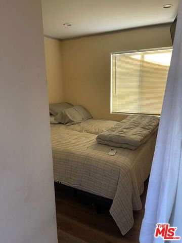 915 E 76th Place, Los Angeles, CA 90001