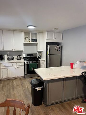 915 E 76th Place, Los Angeles, CA 90001