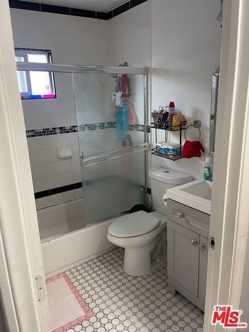 915 E 76th Place, Los Angeles, CA 90001
