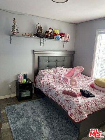 915 E 76th Place, Los Angeles, CA 90001