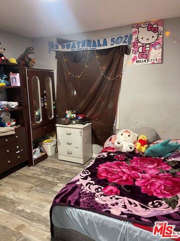915 E 76th Place, Los Angeles, CA 90001