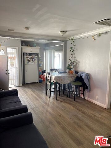 915 E 76th Place, Los Angeles, CA 90001