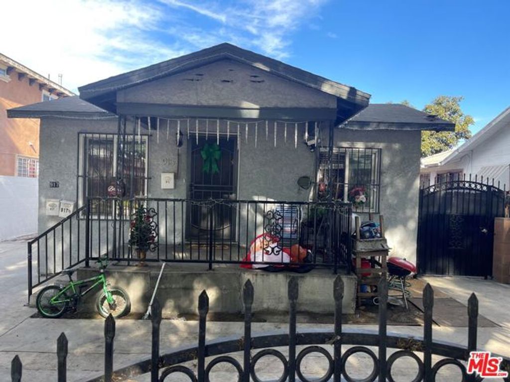 915 E 76th Place, Los Angeles, CA 90001