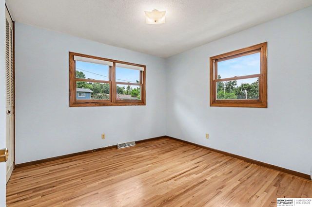 9142 Manderson Street, Omaha, NE 68134