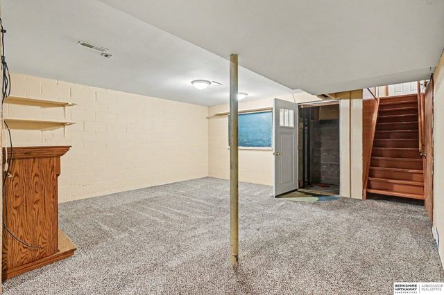 9142 Manderson Street, Omaha, NE 68134