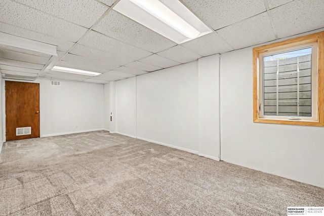 9142 Manderson Street, Omaha, NE 68134