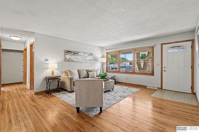 9142 Manderson Street, Omaha, NE 68134