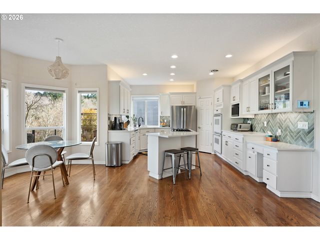 1546 Nw BENFIELD Dr, Portland, OR 97229