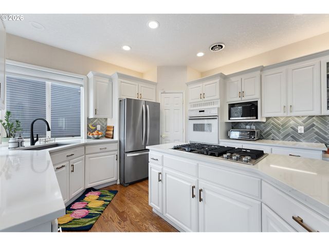 1546 Nw BENFIELD Dr, Portland, OR 97229