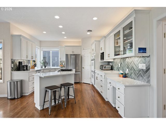 1546 Nw BENFIELD Dr, Portland, OR 97229