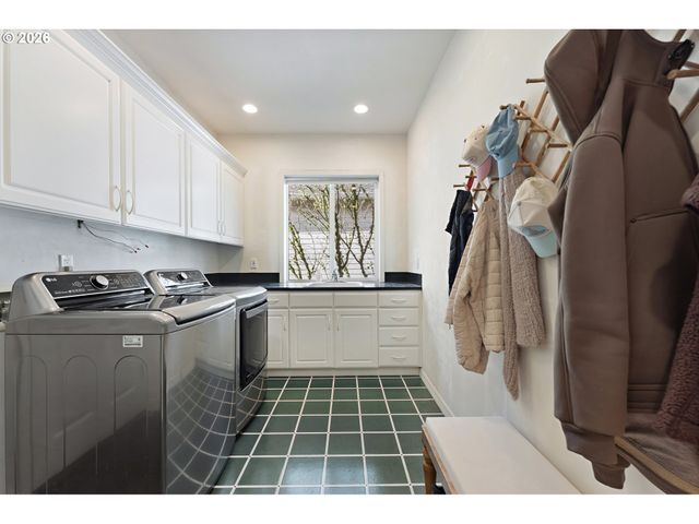 1546 Nw BENFIELD Dr, Portland, OR 97229